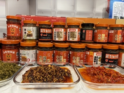 汉服、江米人、剪纸、面塑.“山东手造·创艺菏泽”精品展共40个产品进行展销